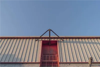 Проучване на издръжливостта на стоящ метален покрив на шева